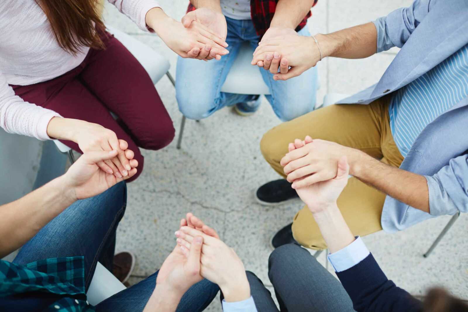 What Are the Types of Support Groups For Families of Addicts?